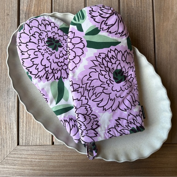 Marimekko “Pieni Primavera” Oven Mitts Set of 2
Off-white, Violet, Green - Picture 1 of 7